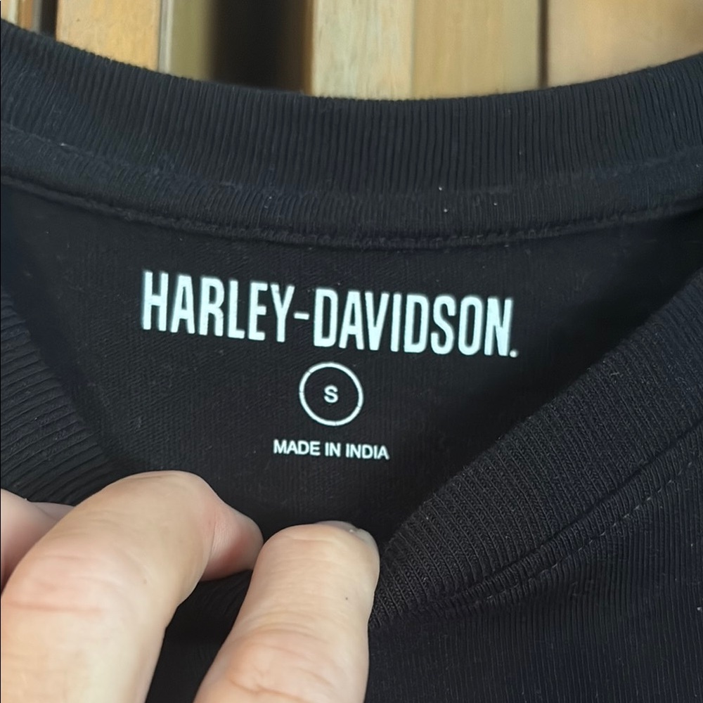Harley-Davidson Black Tee with Pink Skull Logo - Picture 2 of 2